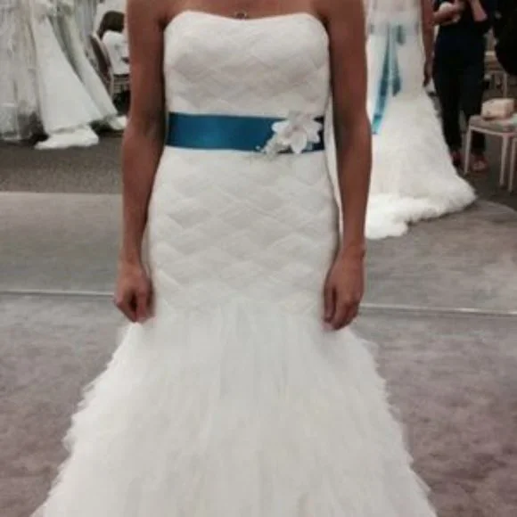 Signature Galina Wedding dress & Accessories - Picture 5 of 8